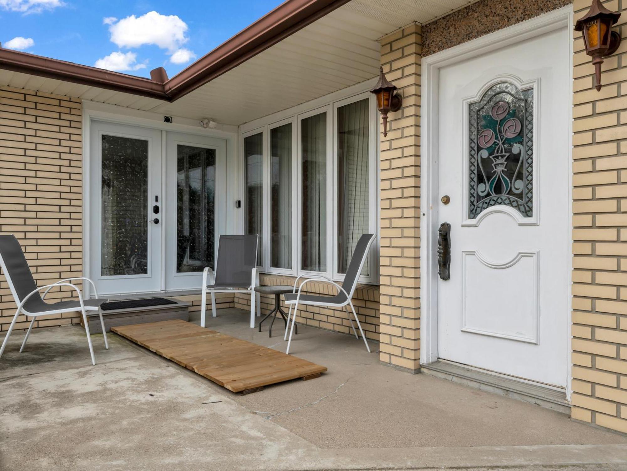 Park #4 - Seacliff Apartment Leamington